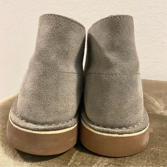 Clark Boots Mens 7M Women 9 Grey Suede Chukka Rubber Sole - Picture 8 of 10